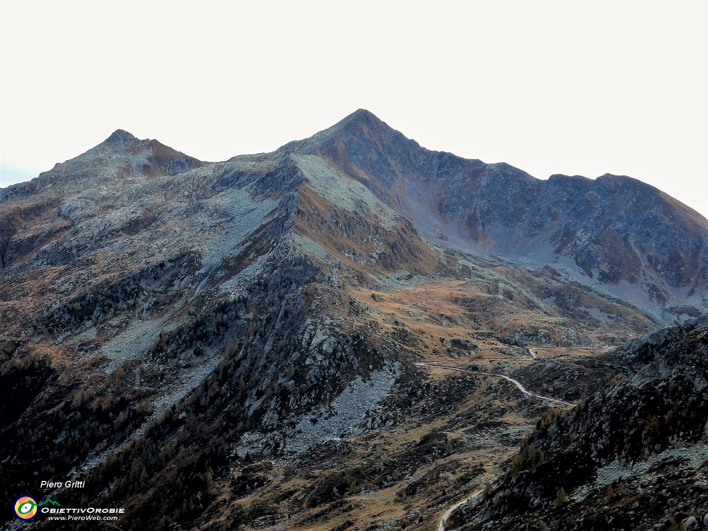 32 Vista verso il Passo di Dordona con da dx Monte Toro e Corno Stella.jpg